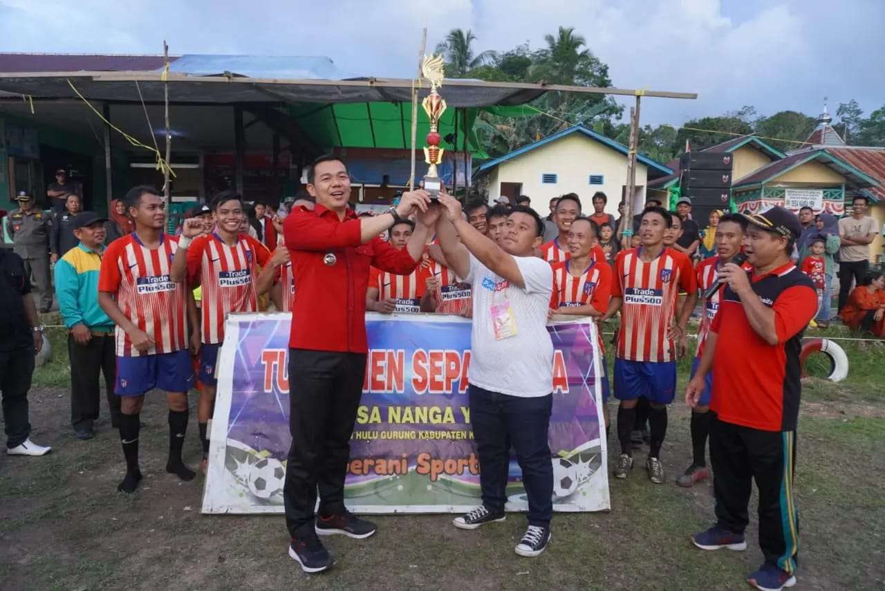 Bupati Kapuas Hulu Tutup Turnamen Sepak Bola Rajawali Cup 2022 di Desa Nanga Yen